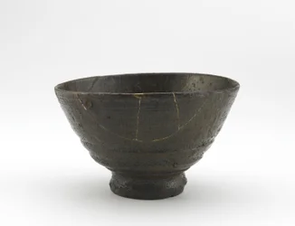 18世紀初頭、くぎぼりいらぼ風の楽山焼茶碗（灰釉の石器、金漆の補修）