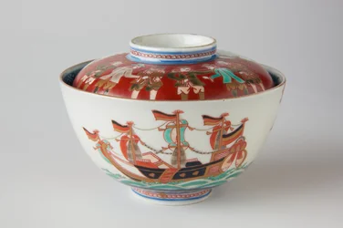丼と表紙、おそらく19世紀（伊万里焼、釉下青と上絵のエナメルを施した磁器）