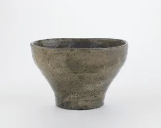 中華笛の形をした茶碗、山口県萩市、江戸時代（木灰釉の下に白すべりのある石器）