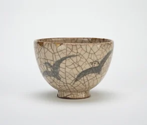 19世紀半ばの鯉、京都関連陶器のデザインの茶碗（ひび割れた釉薬の下にコバルト装飾が施された石器）