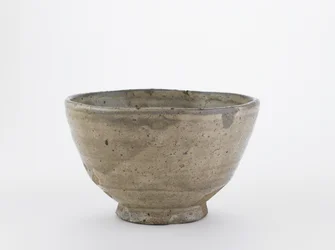縁取りのある茶碗、山口県萩市、江戸時代（木灰釉の下に白すべりのある石器）