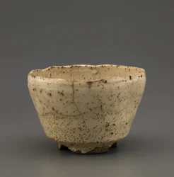 切り欠き茶碗、山口県、江戸時代（木灰釉の下に白すべりのある石器）