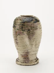 織部焼の花瓶、おそらく瀬戸焼1800-80（長石釉と銅緑色釉（部分的に赤に失火）のある石器）