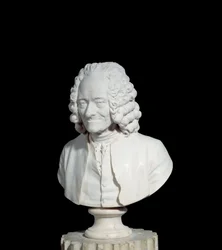 フランソワ・マリー・アルエ・ド・ヴォルテール（1694-1778）の胸像 ジャン・アントワーヌ・ウードン（1741-1828）による大理石彫刻 1778年 パリ、ルーヴル美術館蔵