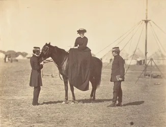 [1858年から61年にかけて、「黒いアラブに乗ったカニング夫人と司令官クライド卿」。
