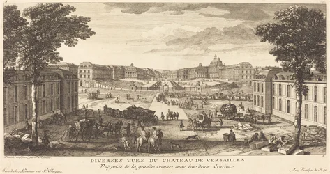 2 つの厩舎の間の大通りからの眺め