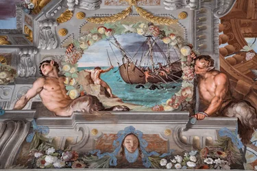 バッカスが海賊をイルカに変身させる