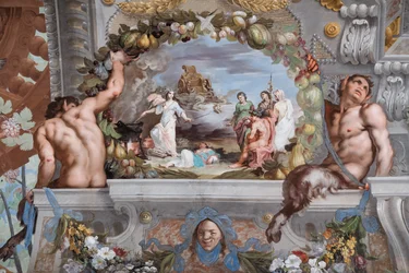 メデアは三脚の前で、神と一緒にいる魔術師の前に置かれたバッカスの看護婦を若返らせる。