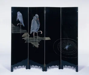 池の中の3匹のコウノトリとカエル、1930年頃（黒い漆塗りの木材、銀、金箔）