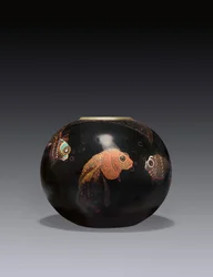 花瓶「Aux Poissons」1928年頃（金属にラッカー塗装、銅製のライナー付き