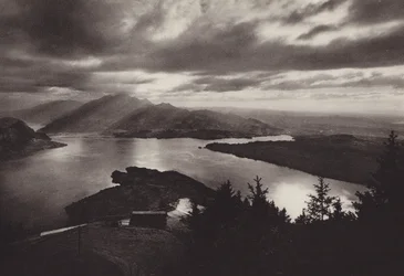 Rigi Kaltbad、Känzeli からの眺めで夜の気分 (b/w 写真)