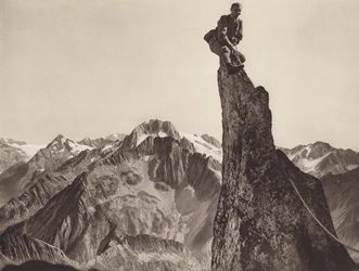 スイス: Sonnigwichel の Gendarme、Oberalpstock の方を見る (b/w 写真)