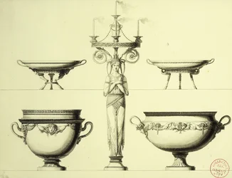 女性、2つの銀のカップ、2つの銀の皿の形の燭台のデザイン