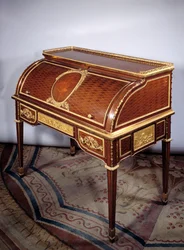 家具 ルイ16世：執務室 フランス王妃マリー・アントワネット（マリー・アントワネット）（1755-1793）のシリンダー ジャン・アンリ・リーズネル（1734-1806）によるアマランサス、ローズウッド、ブロンズ、オーク製 1784年 調度品1,05 x 1,13 x 0,64 m パリ・ルーヴル美術館