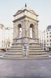 フランス、パリ、Fontaine des Innocents、階段付きの石の噴水。