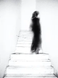 階段に佇む幻想的な人影