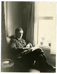 Llewelyn Powys, c.1905-40 (ゼラチンシルバー写真)