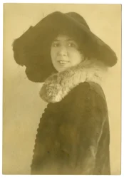 マーガレット・ウィデマー（詩人） 1915-25年頃（ゼラチンシルバー写真