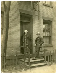 作家Llewelyn Powys氏とその妻、1905-40年頃（ゼラチンシルバー写真