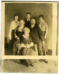 老婦人はマーシャル・フィールドの妹、ライマン・ジェームズ夫人、1905-28年頃（ゼラチンシルバー写真