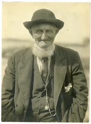 メイン州バーレイ・ベイリー島のチャーリー・セネットおじさん , c.1907-09 (ゼラチンシルバー写真)