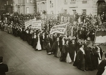 1910年にニューヨーク市で参政権パレードに行進しているアカデミックドレスの女性