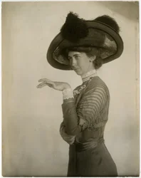 羽根つき帽子の横顔 1905-18年頃（ゼラチンシルバー写真