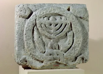 ウム・ケイス（古代のガダラ）ヨルダン（玄武岩）の本枝の燭台を描いたレリーフ