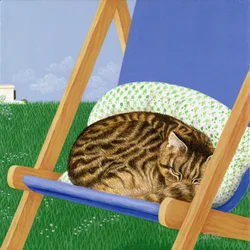 デッキチェアで眠っているトラ猫