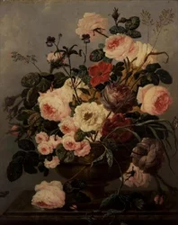 棚に置かれた花瓶に入ったバラ、カーネーション、コンブルブルなどの花々