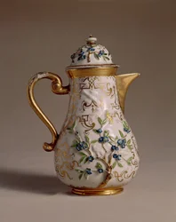 浮き彫りが施されたコーヒーポット、マイセン、c.1710磁器