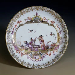 ドイツのアート。マイセンの磁器。お茶を飲むアジアの人物をシノワズリで表現。1730年頃、Johann Gregor Hoeroldt（またはHerold 1696-1775）が装飾したソーサー。パリ、装飾美術