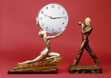 時計を持ったひざまずく少女とフルート奏者（ブロンズ、アイボリー、メタル、マーブル）