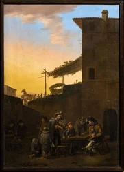 イタリアの宿の前で飲む人々