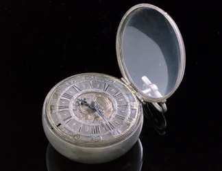 寸前の時計。ハーグ、1695年頃（金属）（259581および259583も参照）