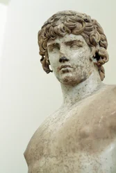 アンティノウス、ギリシャのデルフォイにあるアポロン神殿出土のパロス産大理石像、ローマ文明、紀元後2世紀、部分