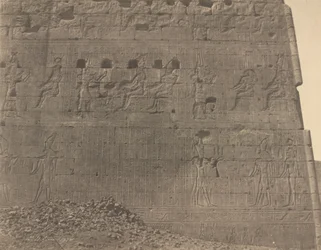 エドフ-東洋の顔の彫刻と碑文、1854年。