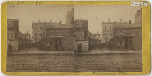 1869年に郵便局を背景にしたシカゴのマディソンストリートにあるジョンR.ウォルシュ定期刊行物店の様子