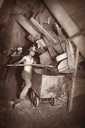 ドルコース鉱山の 412 番地にある製粉所、「Mongst mines and miners, or Underground Scenes by Flash-Light」（J.C. Burrows と William Thomas 作）の挿絵、パブ。 1893年（セピア写真）