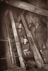 ドルコースでのギグ、「Mongst mines and miners, or Underground Scenes by Flash-Light」の挿絵、J.C. Burrows と William Thomas によるパブ。 1893年（セピア写真）