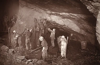 J.C.バロウズとウィリアム・トーマスによる「Amongst mines and miners, or Underground Scenes by Flash-Light」の挿絵、イーストプール鉱山の70番地に立ち寄る。 1893年（セピア写真）