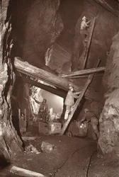 イースト プール鉱山の 180 号、「Mongst mines and miners, or Underground Scenes by Flash-Light」（J.C. Burrows と William Thomas 著）のイラスト、パブ。 1893年（セピア写真）