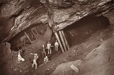 70 トラム道路、イースト プール鉱山、J.C. バロウズとウィリアム トーマスによる「Mongst mines and miners, or Underground Scenes by Flash-Light」のイラスト、パブ。 1893年（セピア写真）