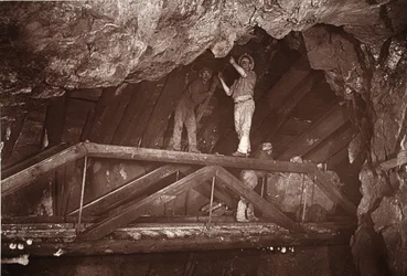 ブリッジ、イースト プール鉱山、J.C. バロウズとウィリアム トーマスによる「Mongst mines and miners, or Underground Scenes by Flash-Light」のイラスト、パブ。 1893年（セピア写真）