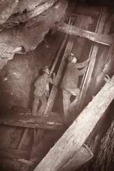 クックズ キッチン鉱山のマン エンジン、「Mongst mines and miners, or Underground Scenes by Flash-Light」の挿絵、J.C. バロウズとウィリアム トーマス、パブ。 1893年（セピア写真）