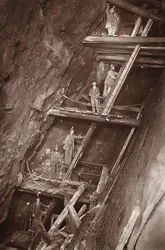 Dolcoath Mine のマン エンジン、J.C. Burrows と William Thomas による「Mongst mines and miners, or Underground Scenes by Flash-Light」のイラスト、パブ。 1893年（セピア写真）