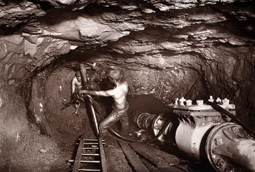 クックのキッチン エンジン シャフトの下部、「Mongst mines and miners, or Underground Scenes by Flash-Light」（J.C. バロウズとウィリアム トーマス、パブ）のイラスト。 1893年（セピア写真）