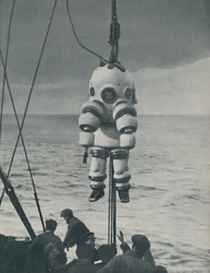 海に対する永遠の戦い：深海ダイバーのための装甲ケーシング、c1935