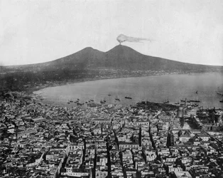 ナポリ湾（イタリア）と背景のヴェスヴィオ（ヴェスヴィオ火山）の風景（モノクロ写真