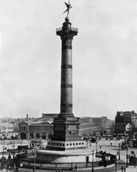 1834年に建てられた7月の柱があるパリのバスティーユ広場（モノクロ写真